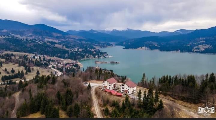 Pensiunea Farmecul Naturii Si Casute Individuale De Inchiriat Colibita Bagian luar foto